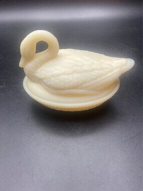 imperial Swan On A  Nest Cream